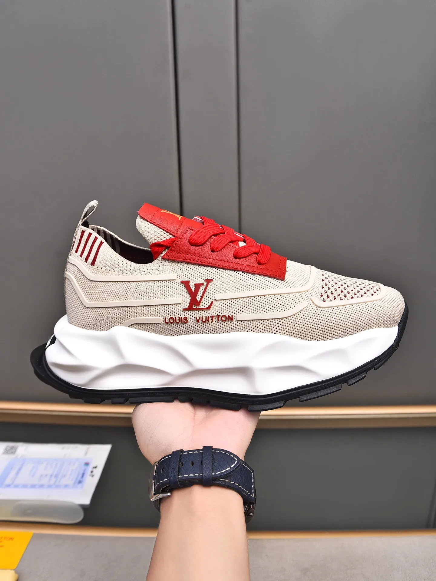 Men's shoes 💰500 LV high-end hot model 👍 Counter 1 design. The face is made of high-elastic fly knit + cowhide + imported glue! TPU outsole is easy to put on, light, comfortable and elastic, trendy and fashionable! ! ! 💪Multiple colors to choose from! Code number: 38-44 (45 46 customized)